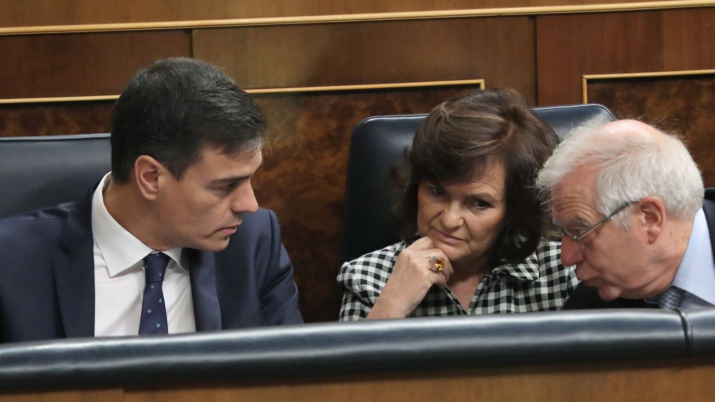 Sánchez, Carmen Calvo y Borrell. (EFE)
