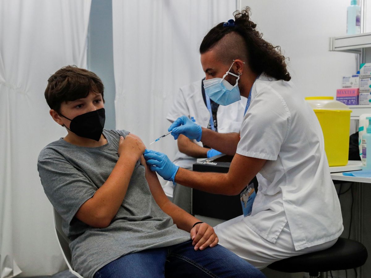 Foto: Un joven recibe la vacuna en Barcelona. (Reuters) 