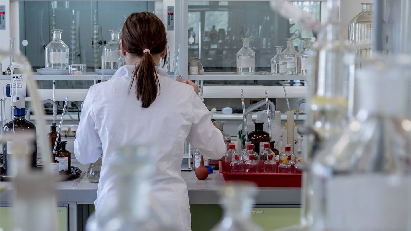 Una científica en un laboratorio. (Pixabay)