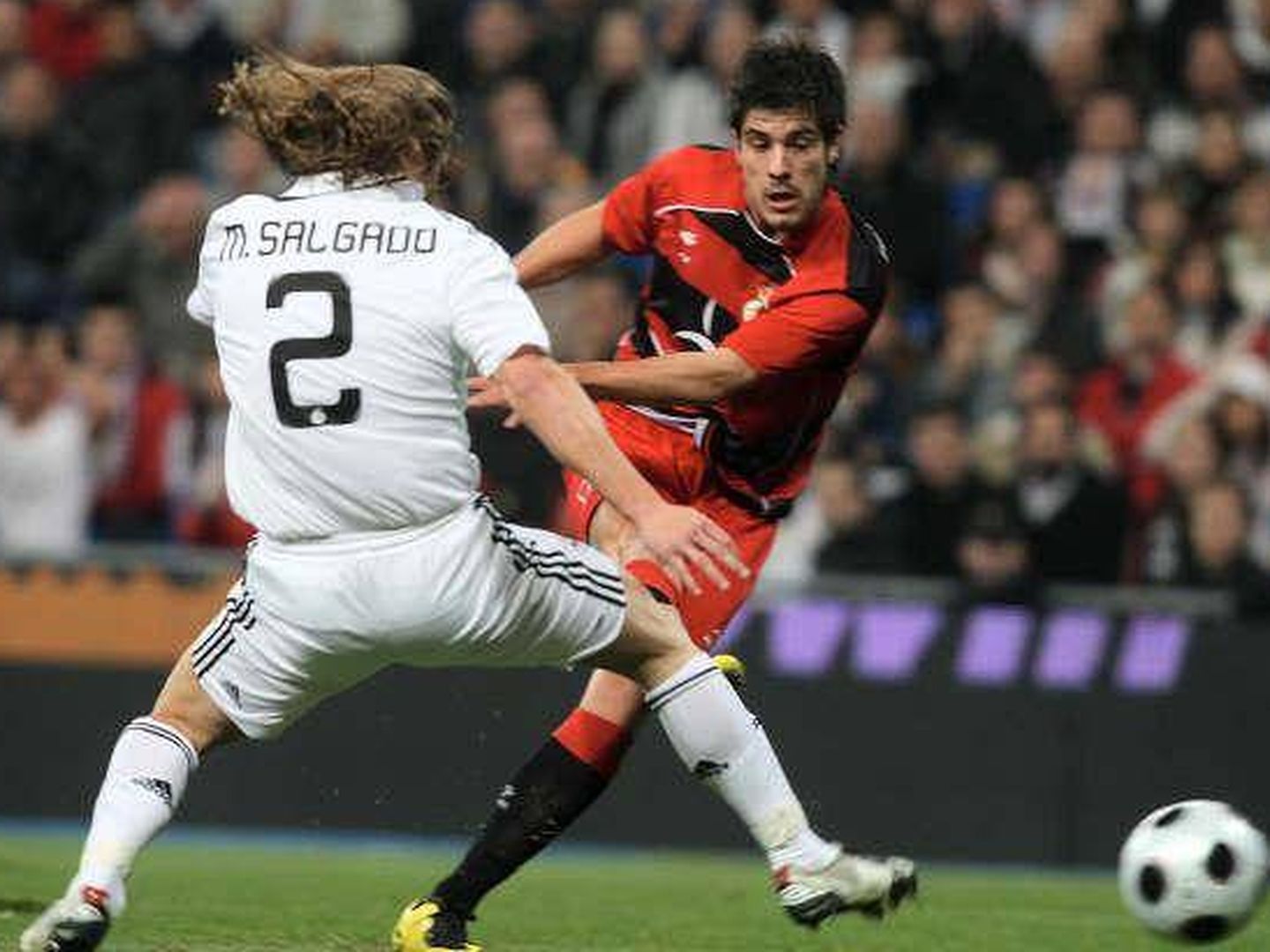 Abasolo, frente a Michel Salgado, en el partido de Copa entre el Real Madrid y el Real Unión