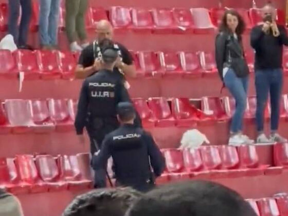 Foto: Un hincha del Sevilla es expulsado del estadio tras el partido por la policía (Twitter).