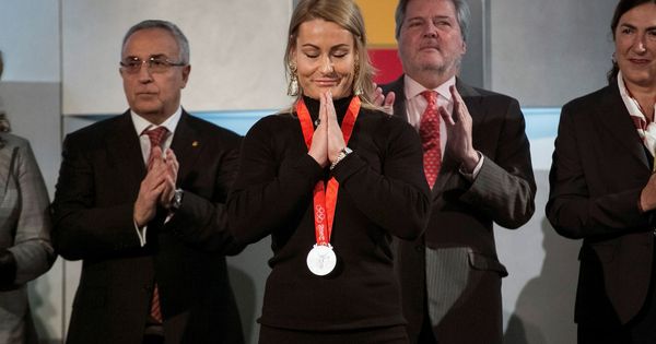 Foto: Lydia Valentín recogió su medalla este martes enla sede del COE. (EFE)