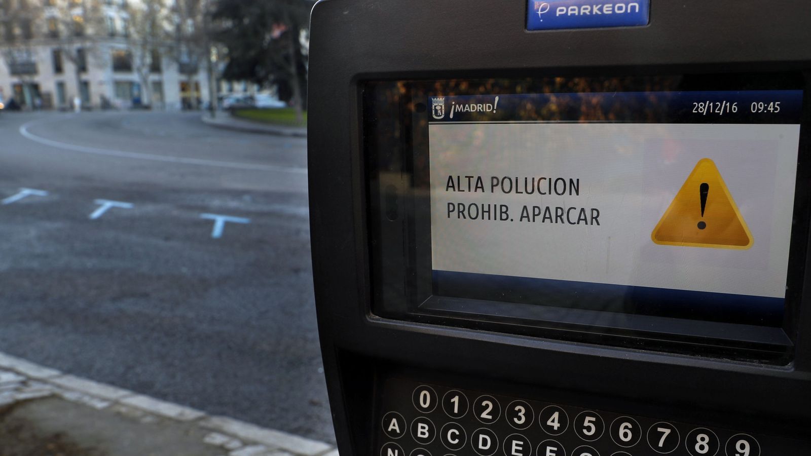 Foto: Un parquímetro del centro del Madrid avisa de que no se puede aparcar por alta contaminación. (Efe) 