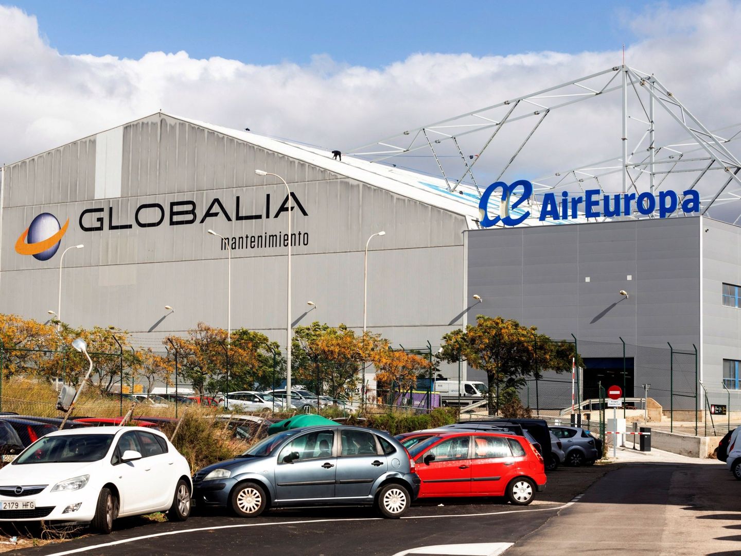 Fachada del hangar de Air Europa, este lunes, en el aeropuerto de Son Sant Joan de Palma. (EFE)