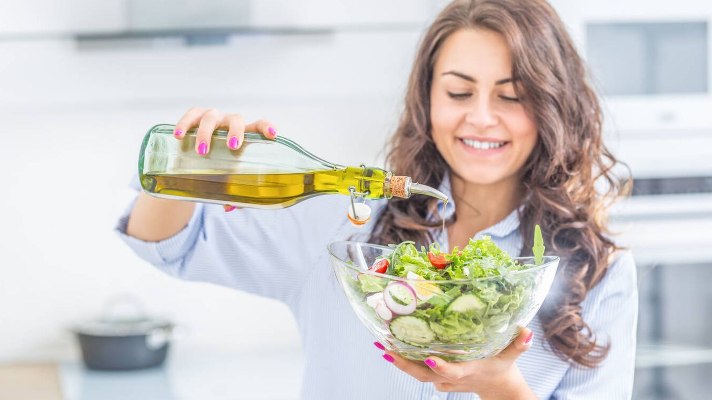 La dieta mediterránea, y en especial el aceite de oliva virgen extra, ayudan a aliviar los efectos de la artrosis. (iStock)