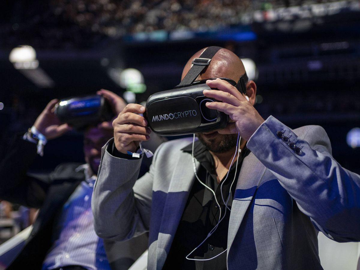 Foto: Evento en el que los participantes se conectan al metaverso con gafas de realidad virtual en Madrid. Foto: Olmo Calvo.