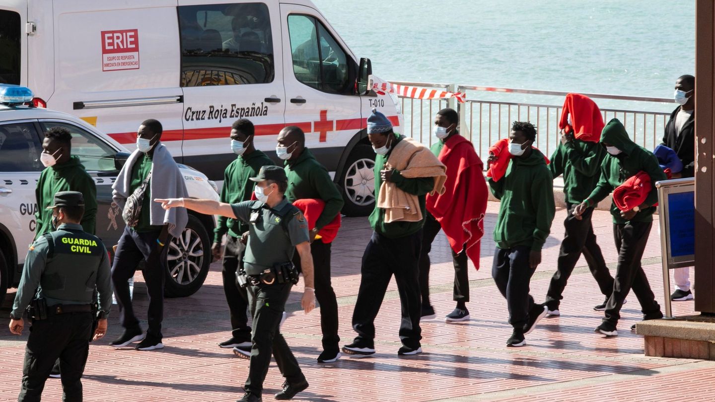 Llegada de 15 inmigrantes a Gran Canaria a bordo de una patera. (EFE)