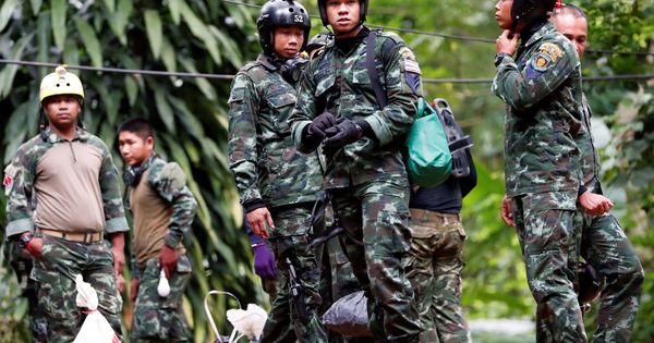 Foto: Soldados tailandeses preparan el equipo de buceo y de rescate en Chiang Rai, Tailandia. (EFE)