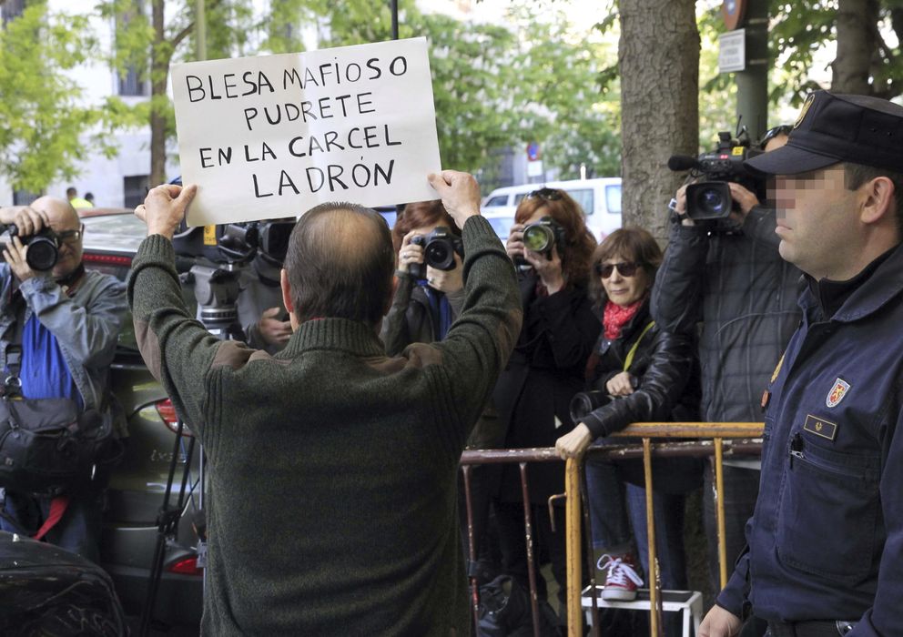Foto: Un grupo de personas se han concentrado esta mañana en la entrada del Tribunal Superior de Justicia de Madrid (Efe)