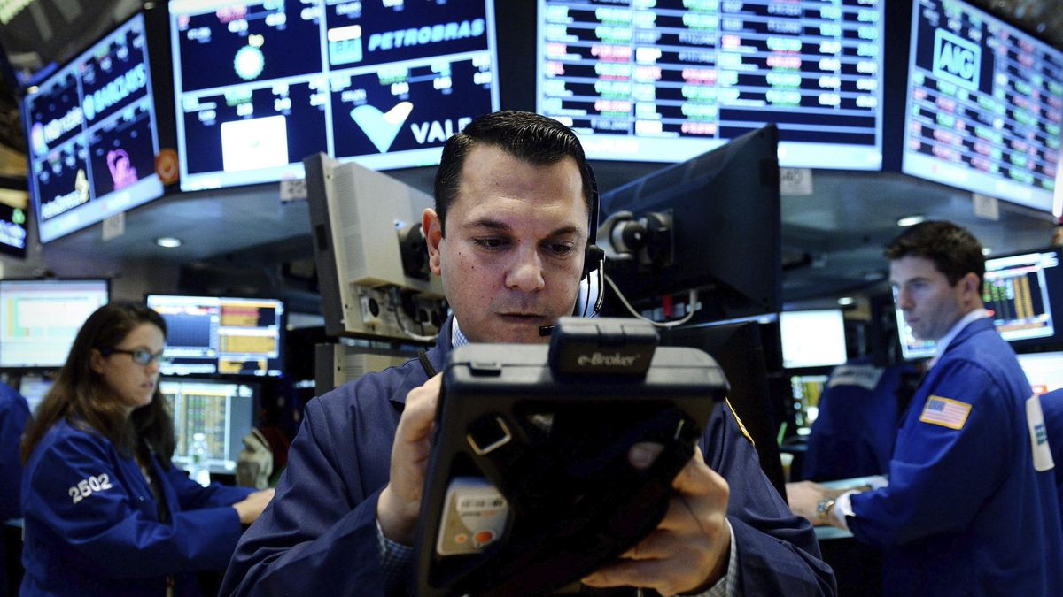 Wall Street no resiste a las presiones bajistas del crudo y se tiñe de rojo