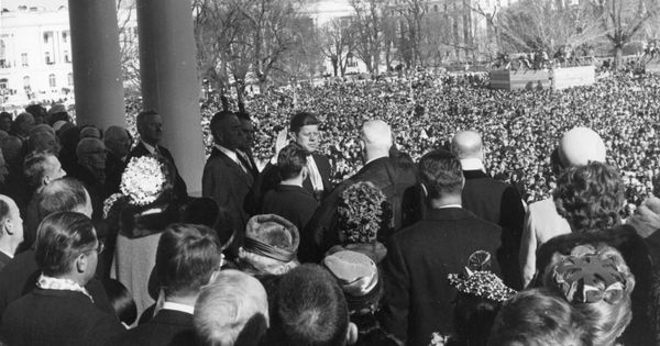 Foto: Imagen histórica del juramento de Kennedy frente a la Corte Suprema, en Washington. (EFE)