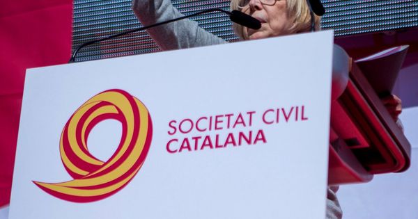 Foto: La actriz Rosa María Sardà, durante su intervención en la manifestación convocada por Societat Civil Catalana. (EFE)