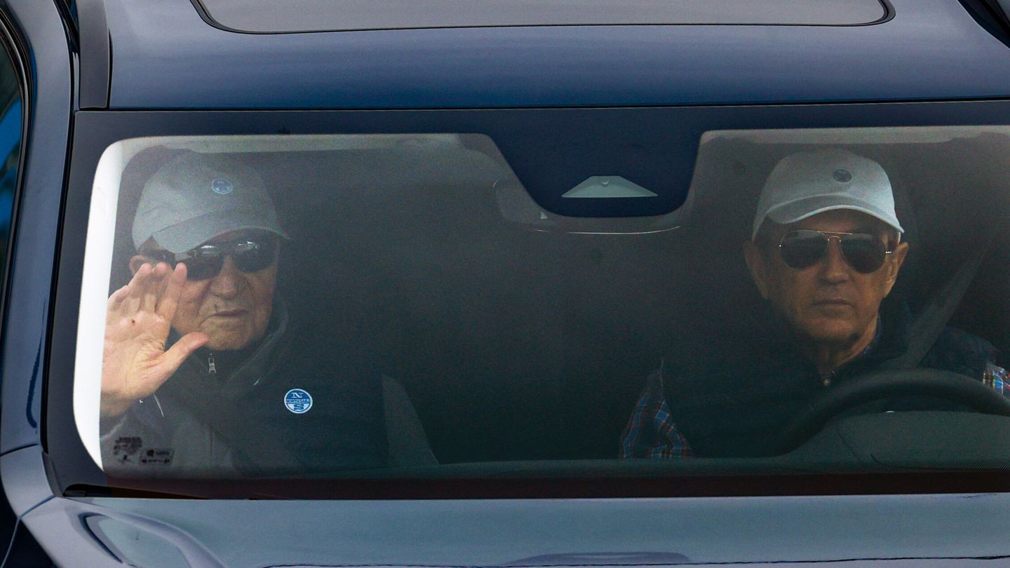 Don Juan Carlos y Pedro Campos, en coche. (EFE)