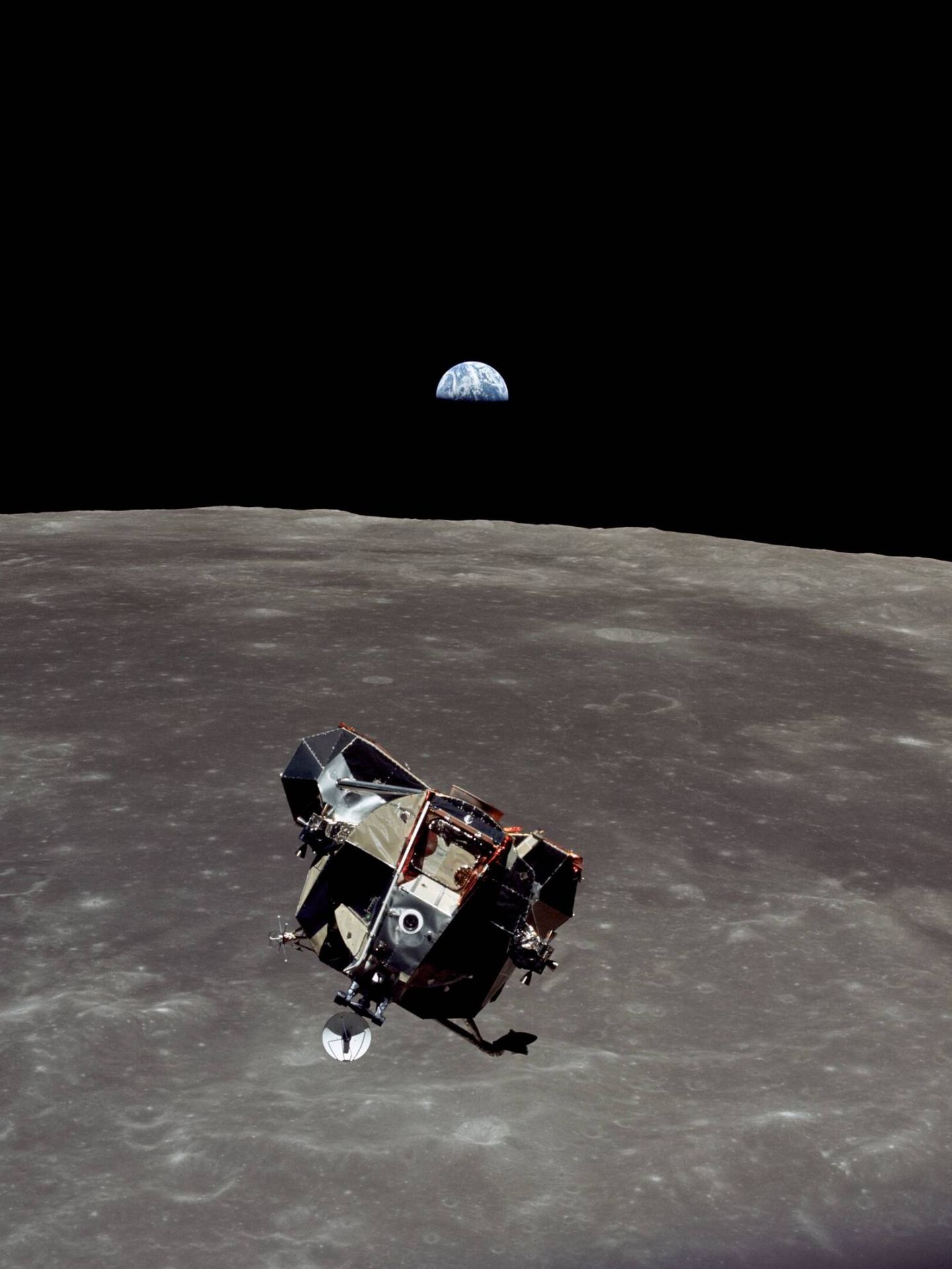 Apolo 11: el módulo lunar descendiendo para que los hombres pisen la Luna por primera vez. (Michael Collins)