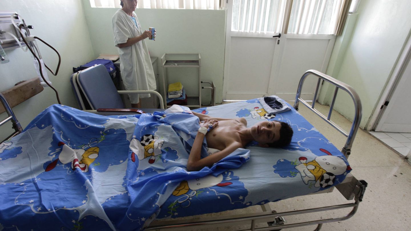 Un joven reposa en una camilla tras ser operado en el Centro Cardiaco Infantil William Soler, en La Habana, en octubre de 2013. (Reuters)