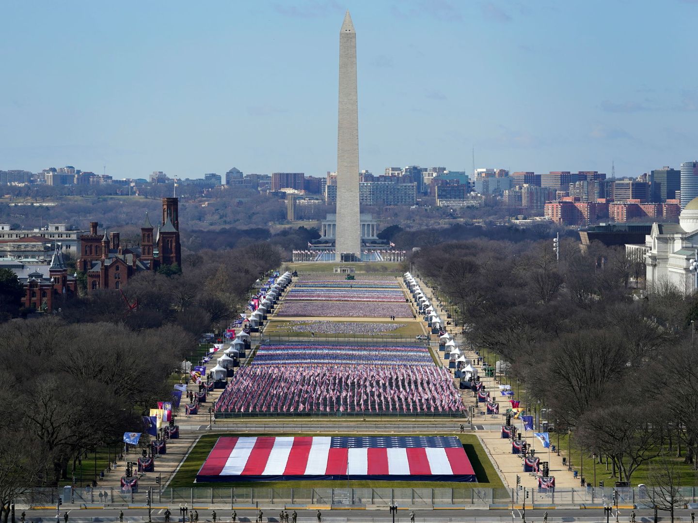 Cientos de miles de banderas estadounidenses adornan el National Mall. (Reuters)
