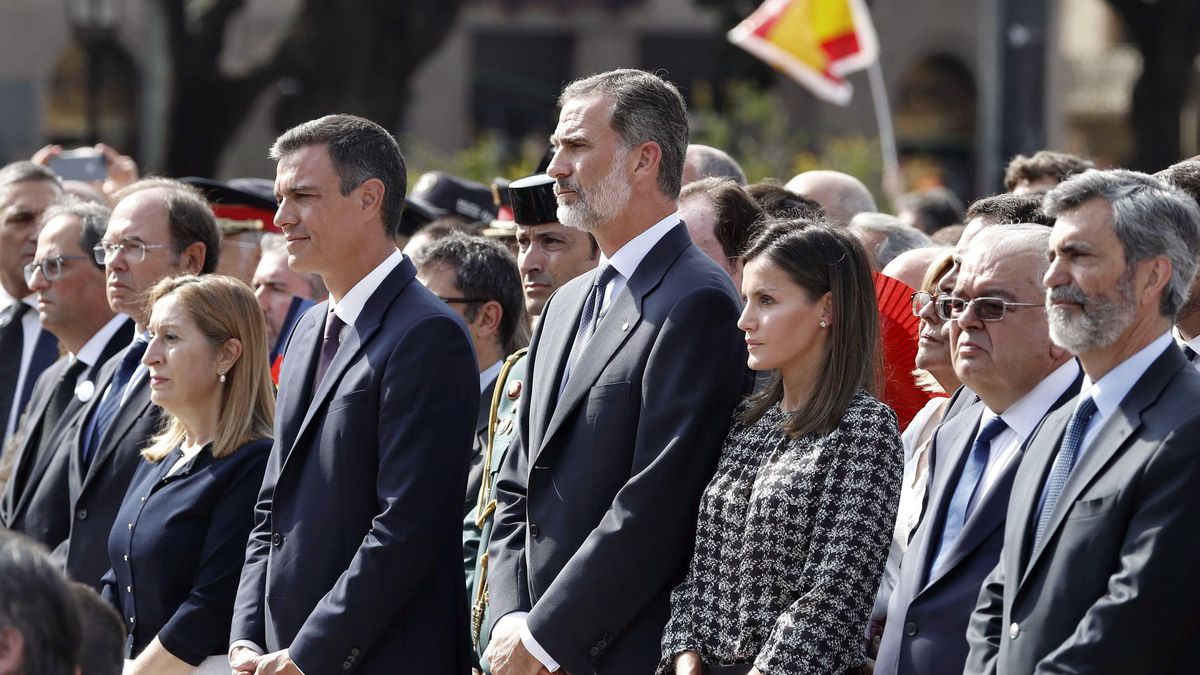 Una Letizia gris y sobria repite Carolina Herrera para el homenaje de Barcelona
