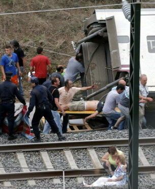 Los vecinos de la zona de Angrois, donde descarriló el tren, fueron los primeros en socorrer a las víctimas. (Lavandeira/ EFE)