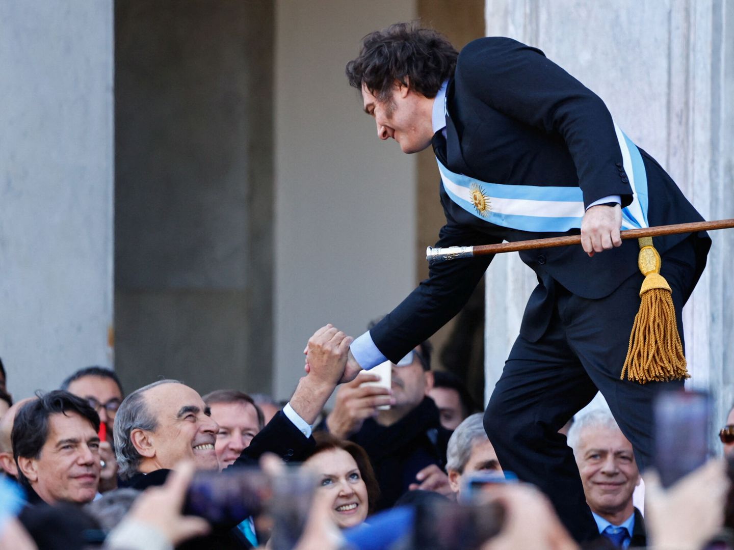 Javier Milei saludando a los suyos. (Reuters)  