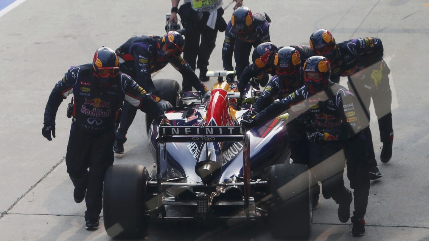 Los mecánicos de Red Bull devolviendo a Ricciardo al box.