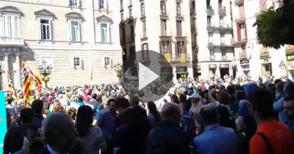 Foto: Vítores a Junqueras a la salida del Palau de la Generalitat - Pincha en el vídeo abajo (R. Méndez)