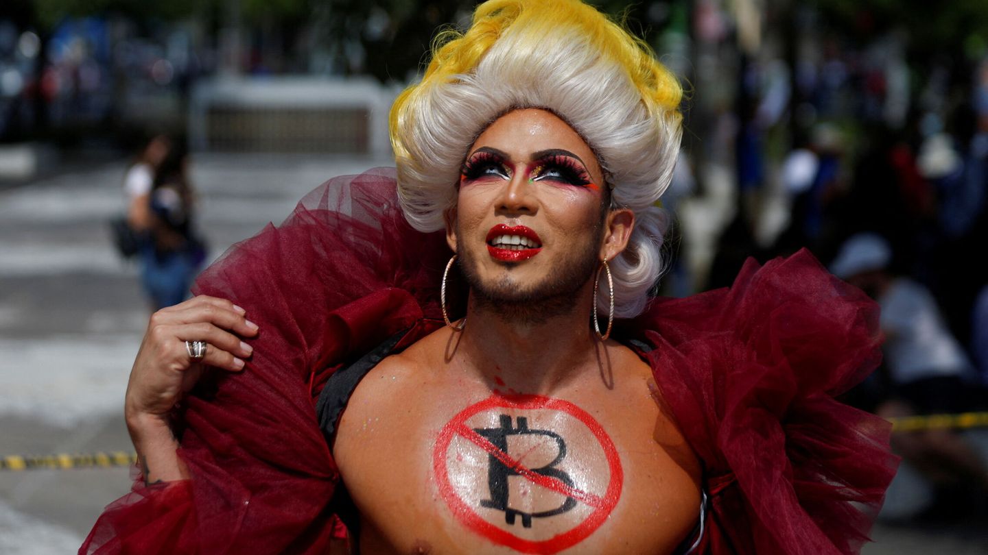 Marvin Pleitez (Lady Drag) participa en las protestas del pasado septiembre contra el uso del bitcoin como divisa legal. (Reuters)