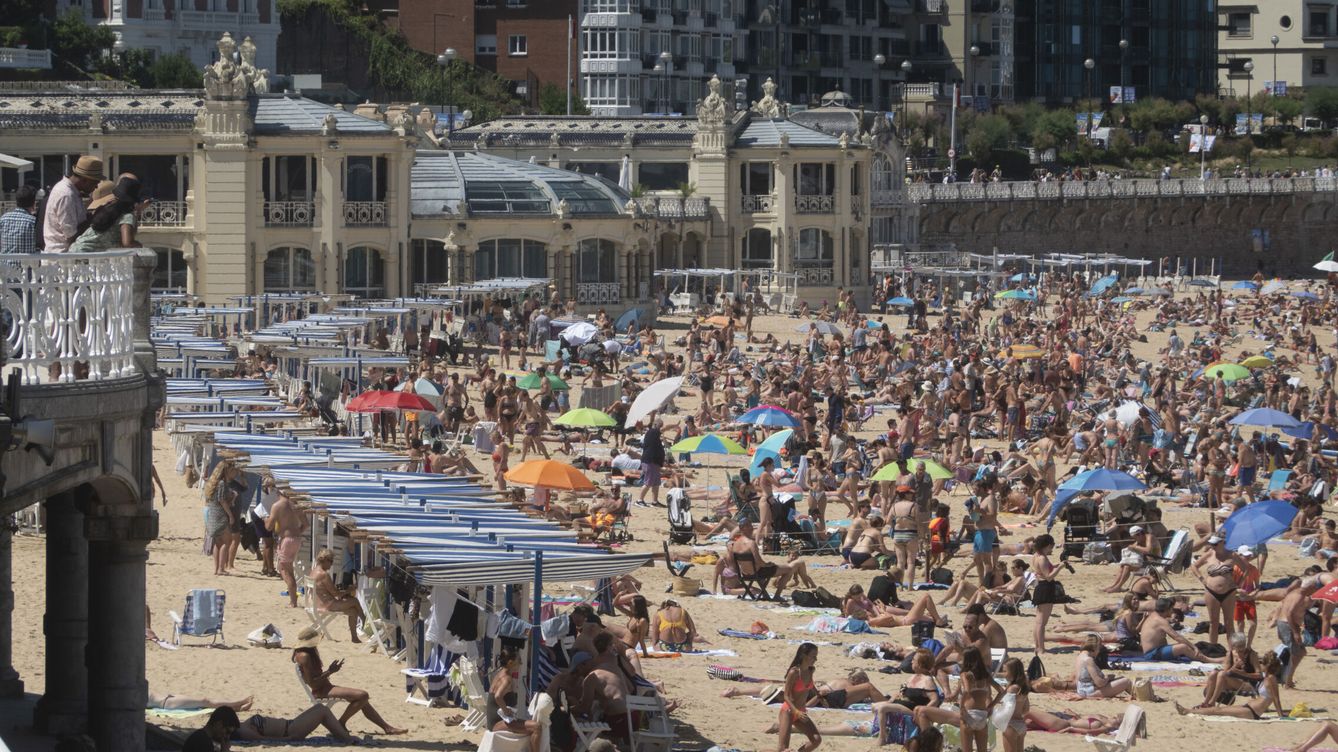 Foto: La playa de la Concha, llena de gente a finales de julio de 2023. (EFE/Juan Herrero)
