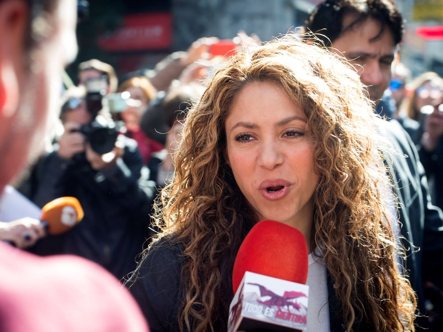Shakira atiende a los medios a su salida del juzgado de Madrid tras declarar por plagio. (EFE)