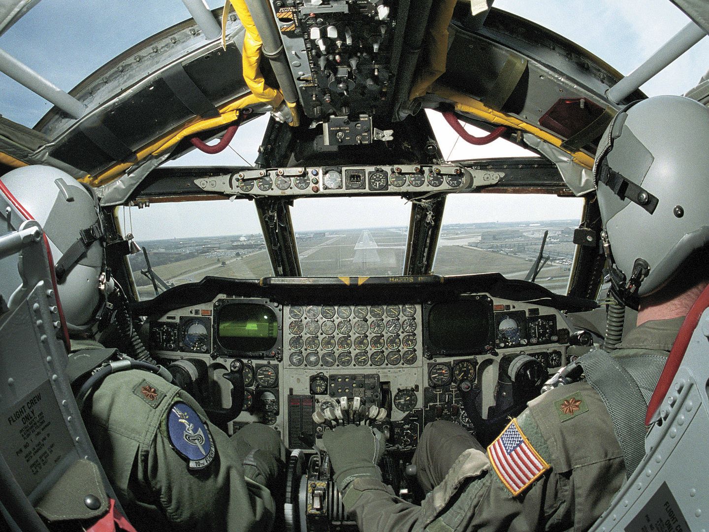 La cabina analógica del B-52 (USAF)
