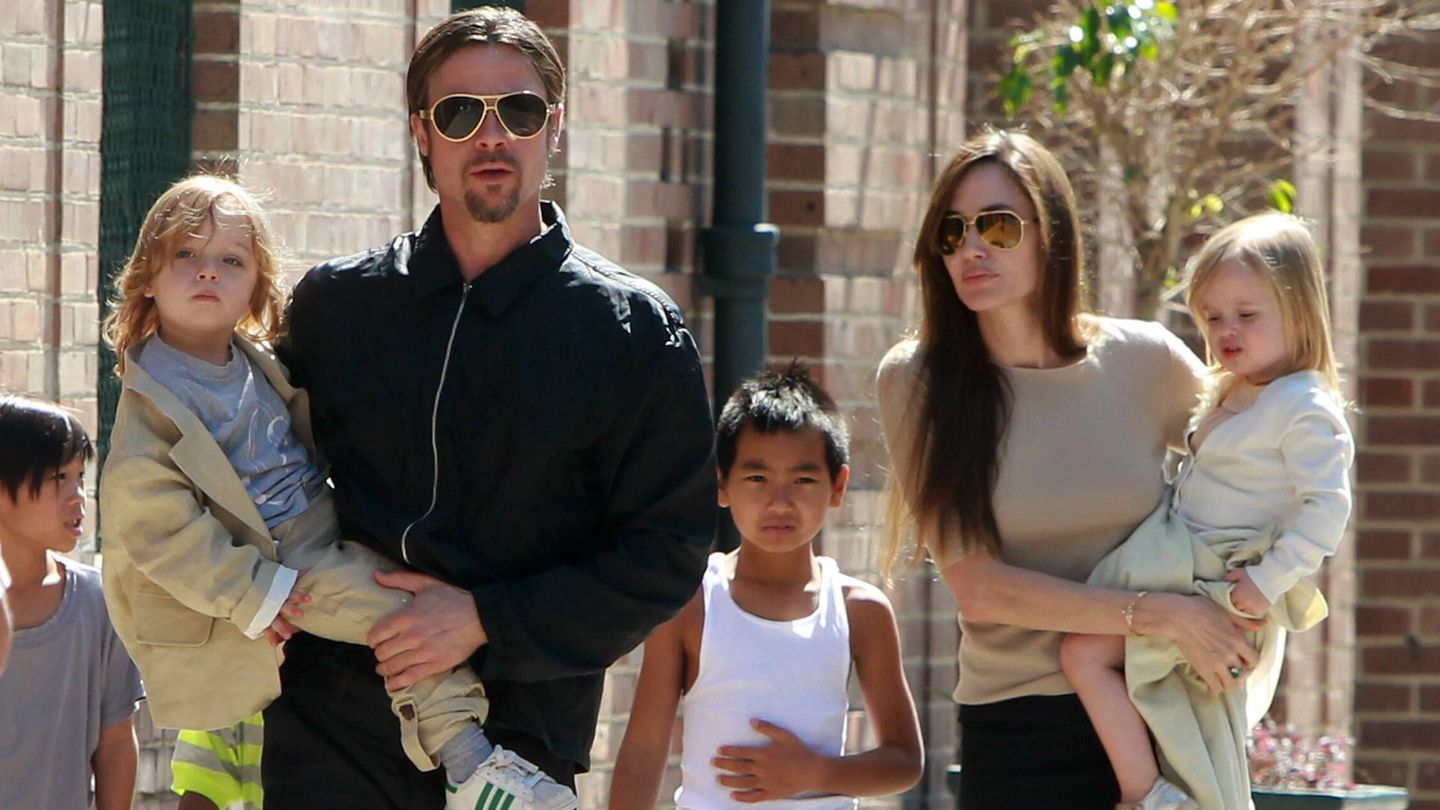 Angelina Jolie y Brad Pitt en una imagen de archivo con cuatro de sus hijos. En el centro, Pax. (IC)