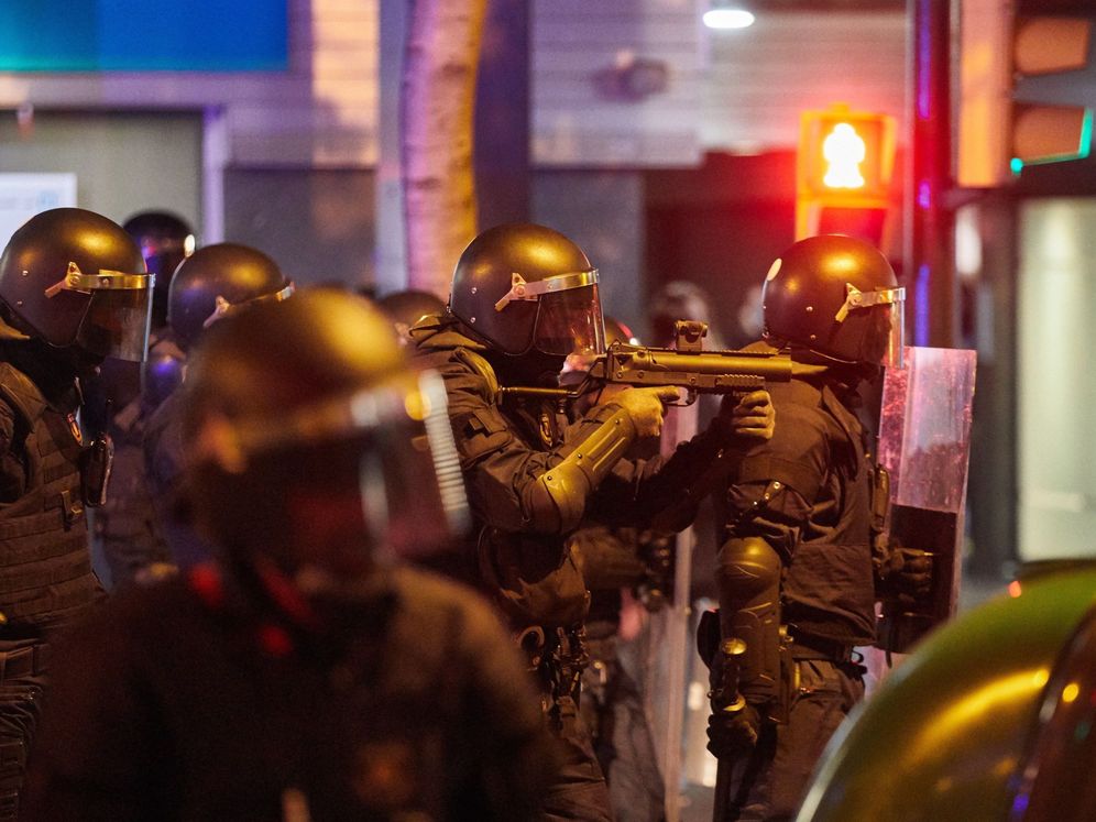 Foto: Los antidisturbios de los Mossos d'Esquadra se enfrentan a los manifestantes durante los altercados por las calles de Girona en la tercera jornada de protestas en Cataluña. (EFE)