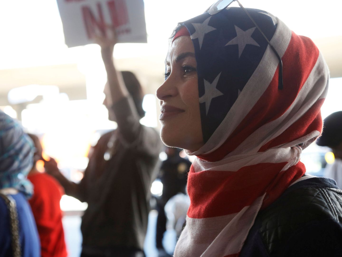 La residente de Los Ángeles Kara Doufash protesta contra el veto en el aeropuerto de la ciudad, portando un velo hecho con la bandera estadounidense, el 29 de enero de 2017. (Reuters)