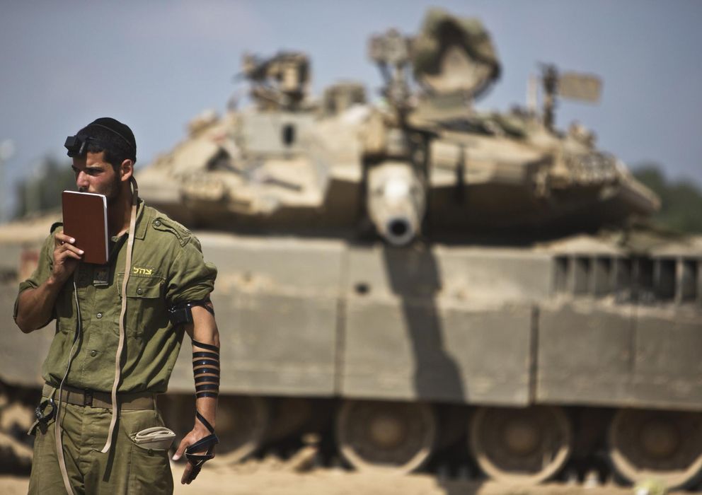 Foto: Un soldado israelí rezando delante de un tanque (Reuters)