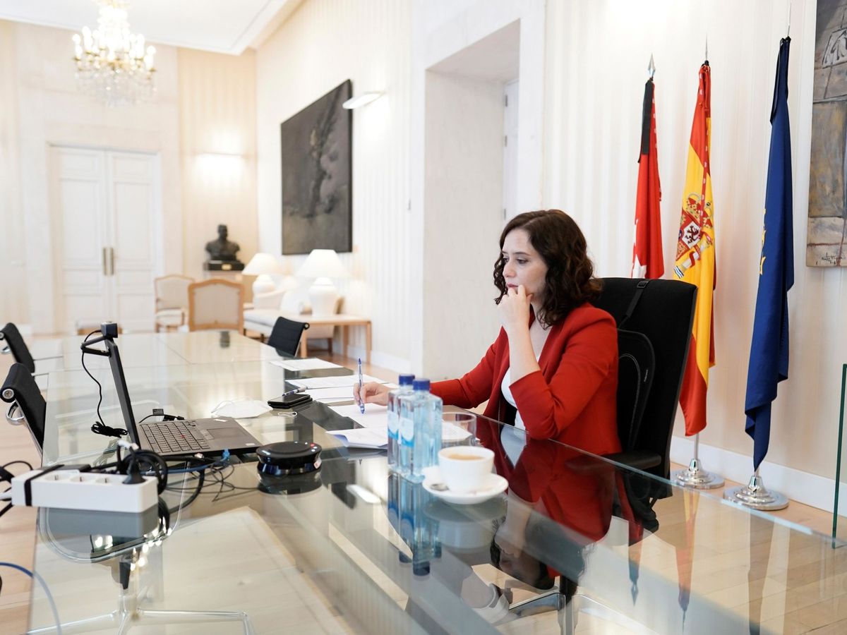 Foto: La presidenta de la Comunidad de Madrid, Isabel Díaz Ayuso, durante una videoconferencia con el jefe del Ejecutivo, Pedro Sánchez. (EFE)