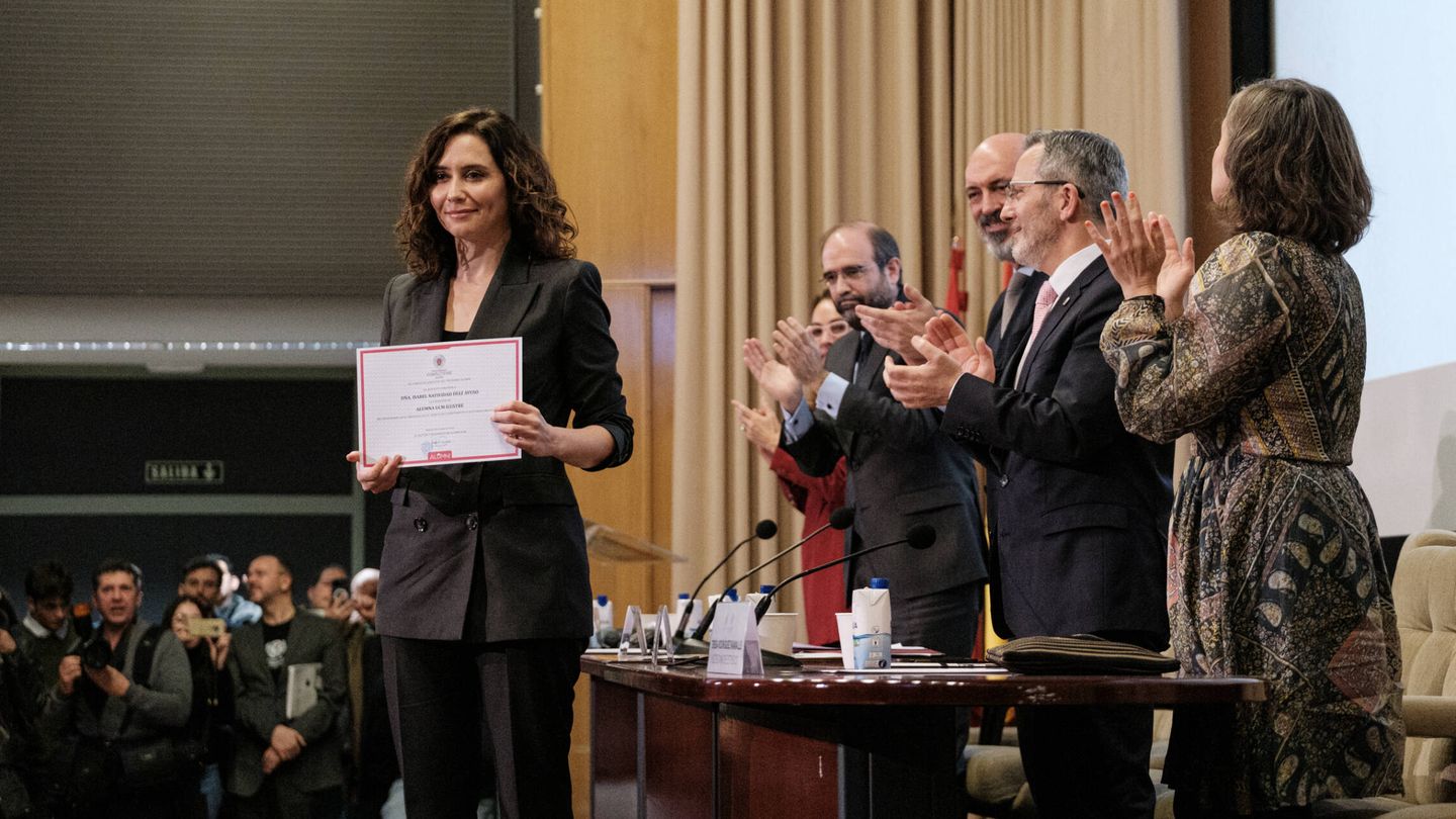 La presidenta de la Comunidad de Madrid, Isabel Díaz Ayuso, recibe su premio como alumna ilustre de la Universidad Complutense en la Facultad de Ciencias de la Información. (Sergio Beleña)