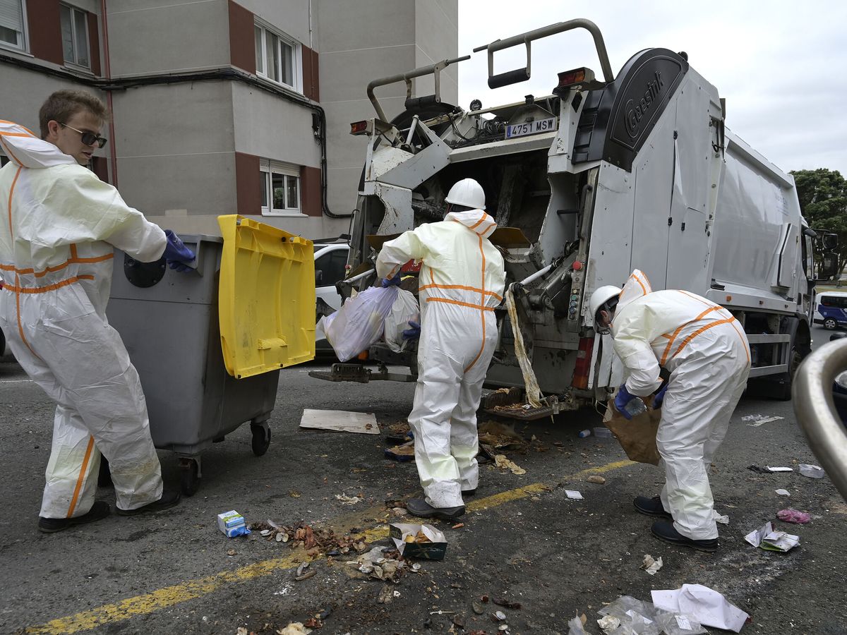 Foto: Vuelve la recogida de basuras a Coruña con escolta policial. (EFE/Moncho Fuentes)