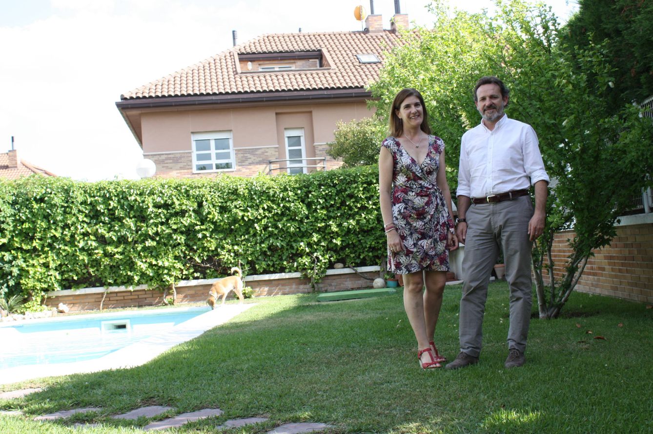 Raúl y Sonia viven en un chalé de tres plantas con piscina. (M. Z.)