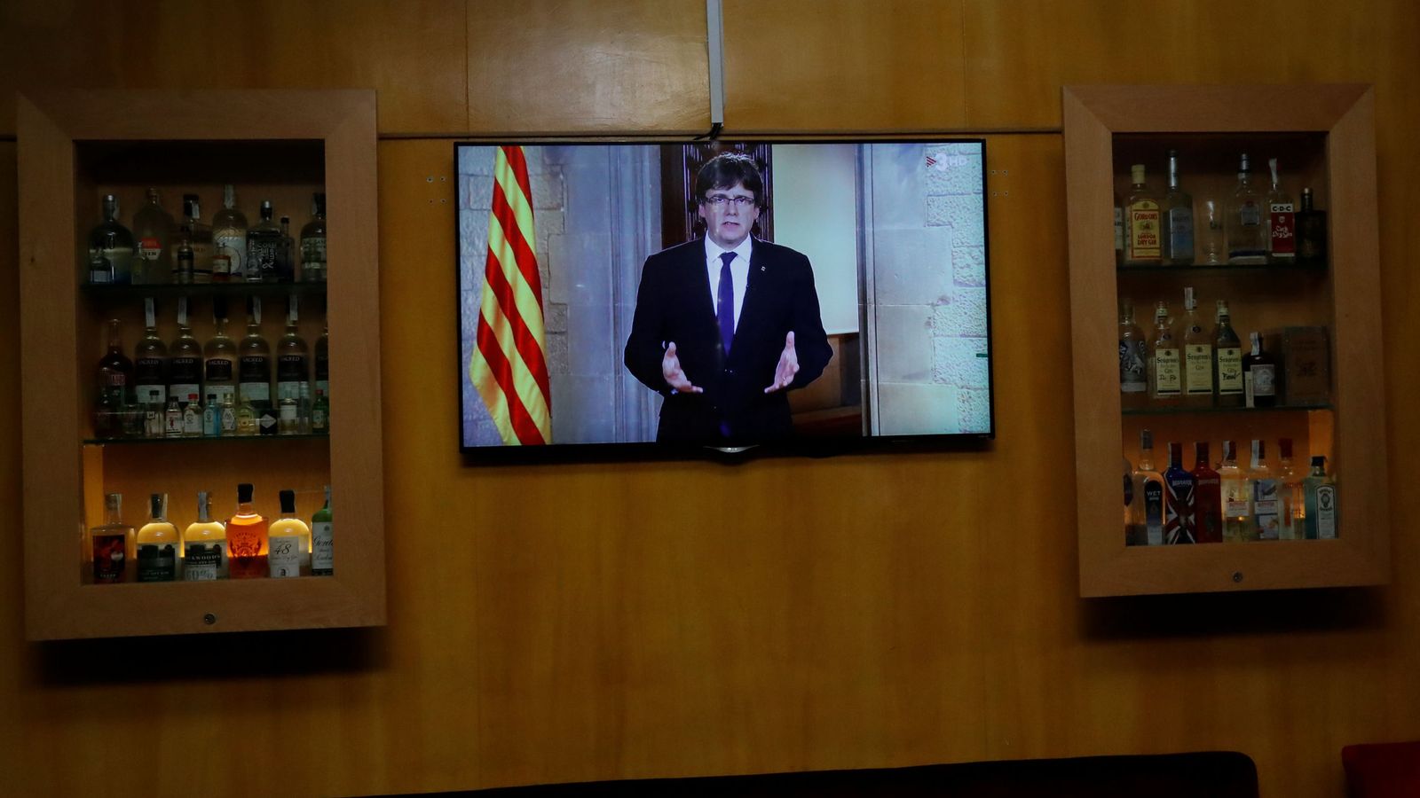 Foto: El presidente de la Generalitat, Carles Puigdemont, en un televisor. (Reuters)