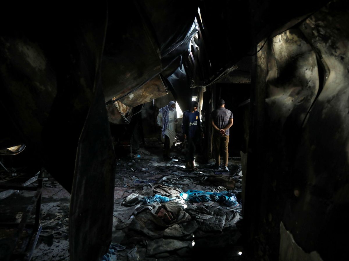 Foto: Autoridades inspeccionan el daño ocasionado por el incendio en el centro de asilamiento de pacientes de covid-19. (Reuters)