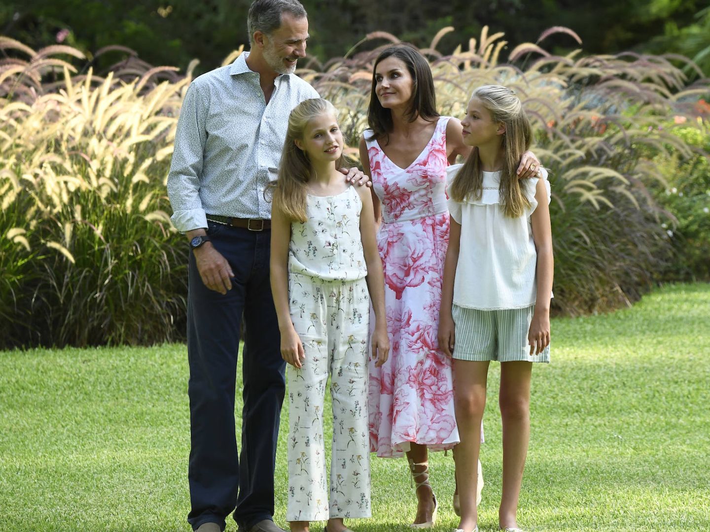 Letizia con Felipe VI y sus hijas en el posado de Marivent. (Limited Pictures)