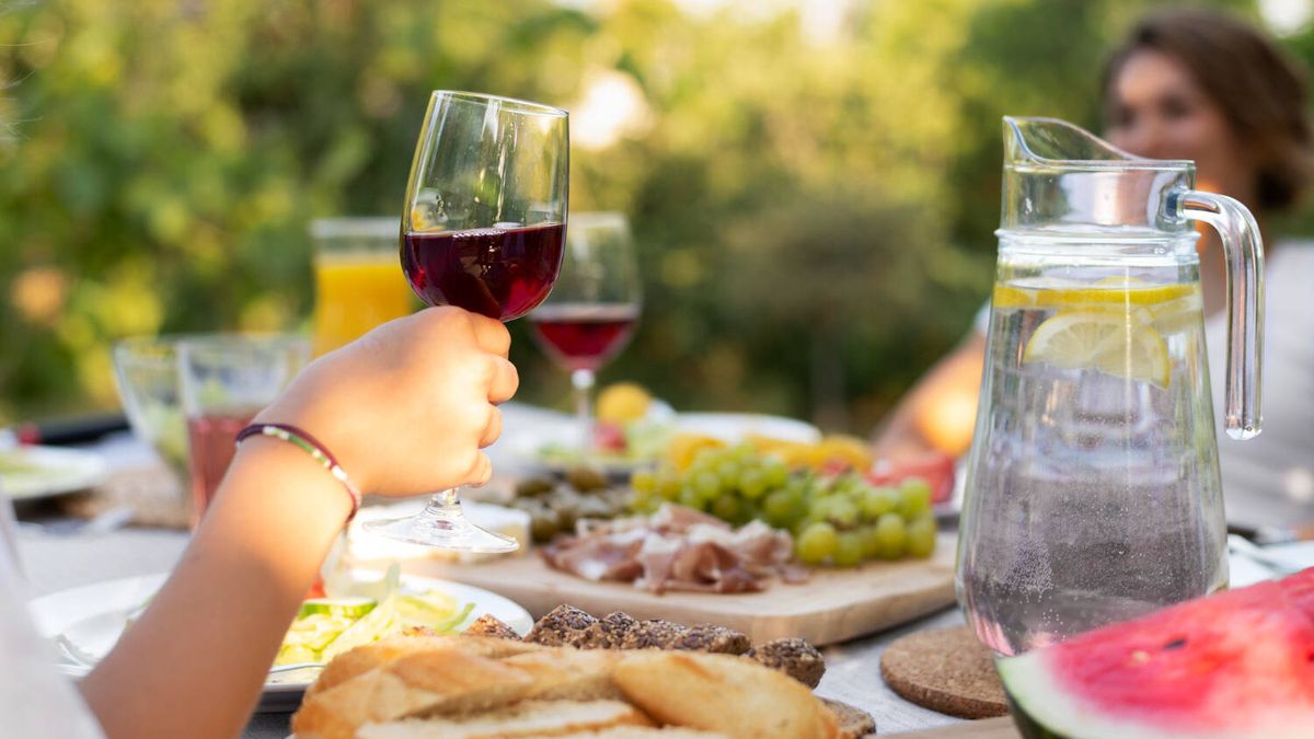Un cardiólogo revela cada cuánto tiempo te puedes permitir tomar una copa de vino en la cena