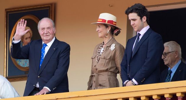 El rey Juan Carlos, con la infanta Elena y su hijo, Felipe, en Aranjuez. (EFE)