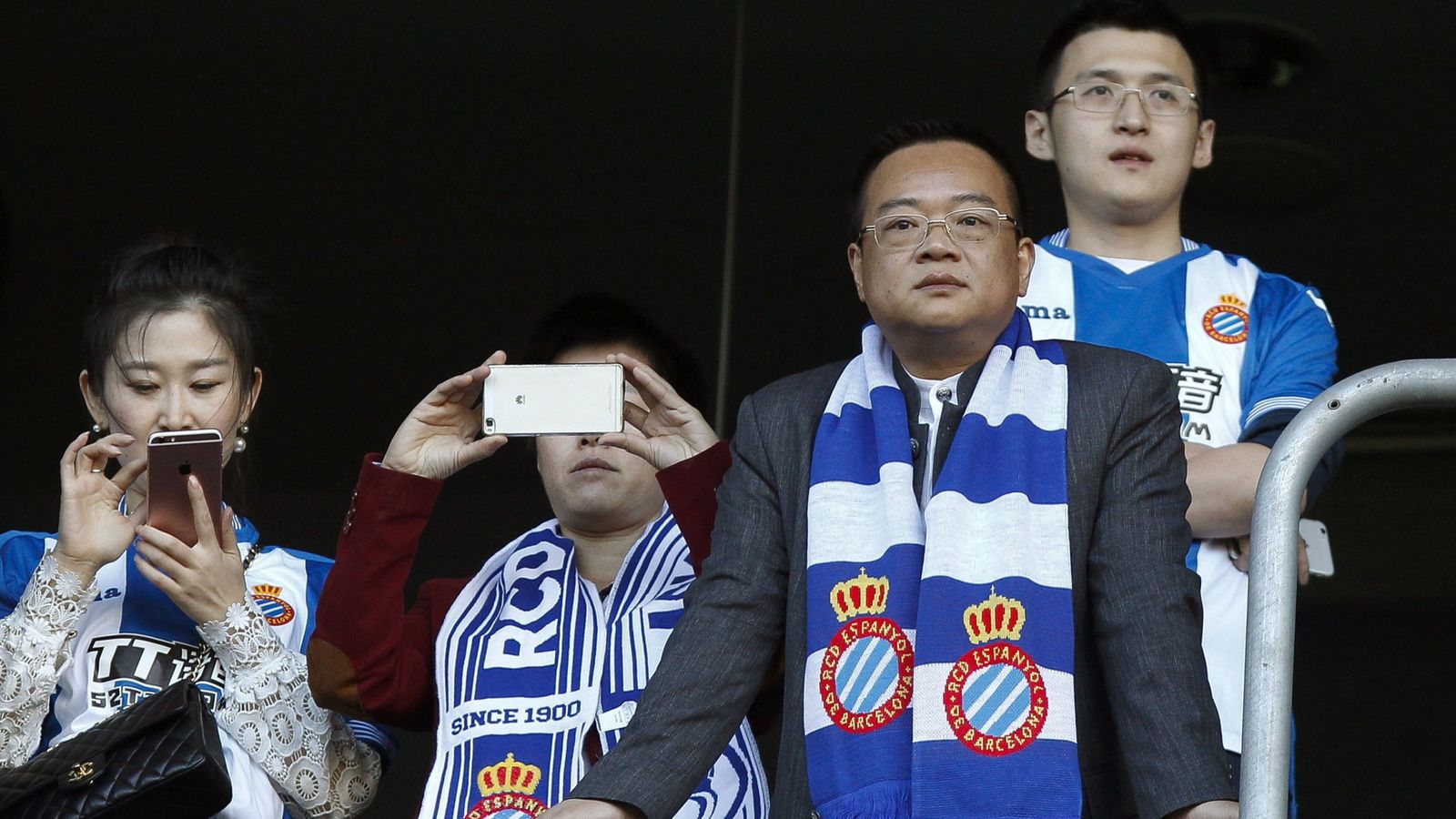 Foto: El principal accionista del Espanyol, el chino Chen Yansheng (d). (EFE)