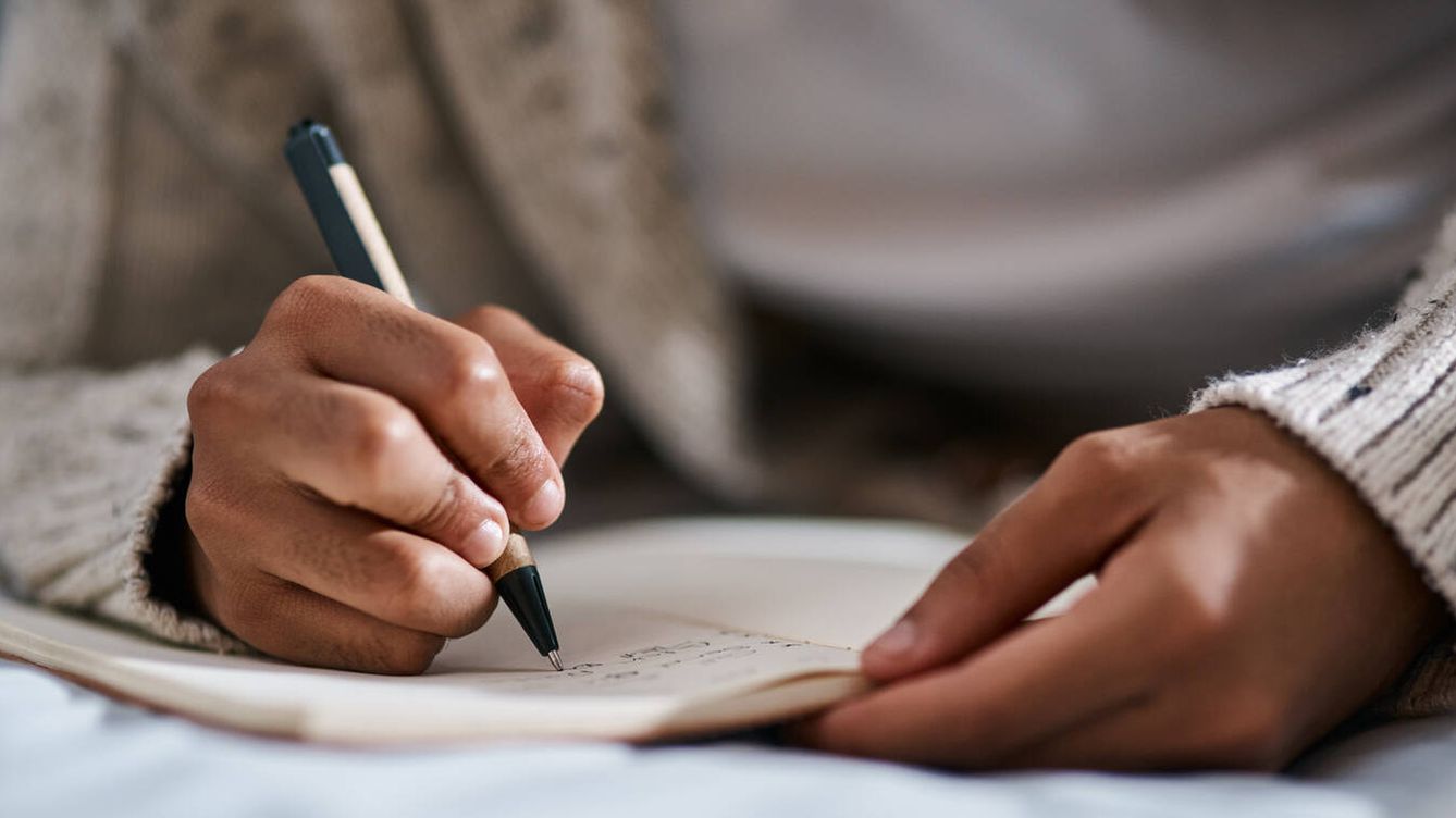 Foto: Una persona escribiendo a mano. (iStock)