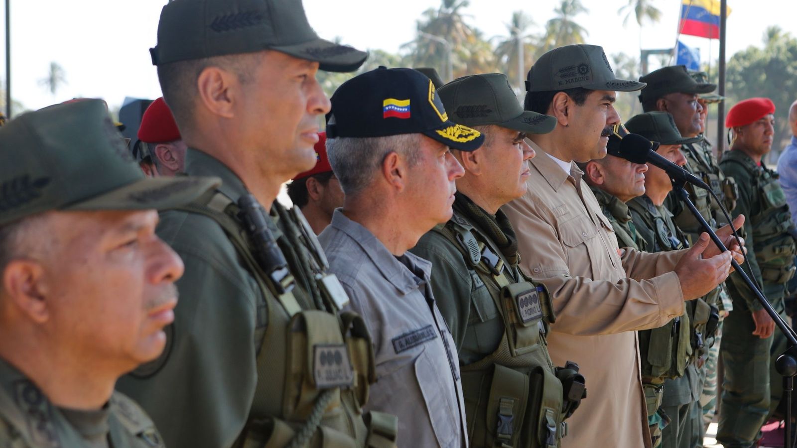 Foto: Fotografía cedida por prensa de Miraflores que muestra al presidente de Venezuela, Nicolás Maduro (c-d), mientras encabeza unas maniobras militares, en Caracas. (EFE)
