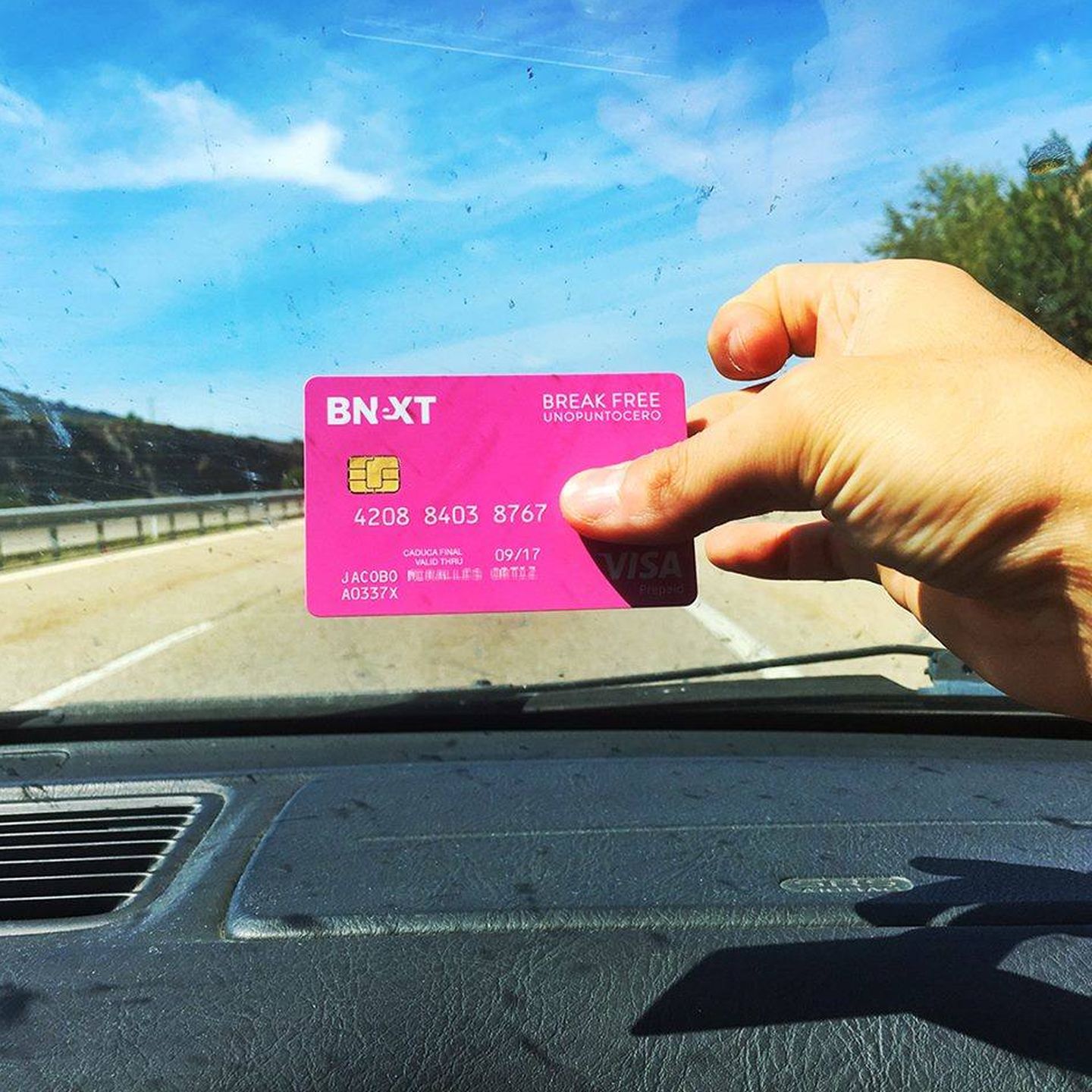 La tarjeta visa Bnext destaca por su llamativo color rosa. (Bnext/Facebook)