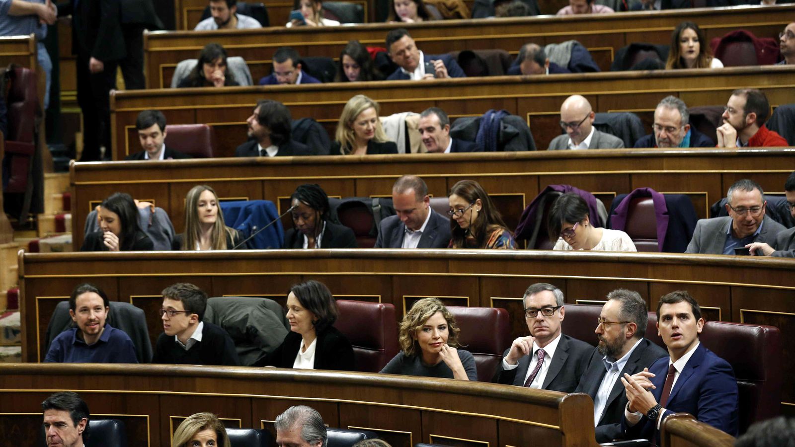 Foto: Pablo Iglesias (i) y Albert Rivera (d) comparten bancada el pasado 13 de enero, cuando se constituyeron las Cortes. (EFE)