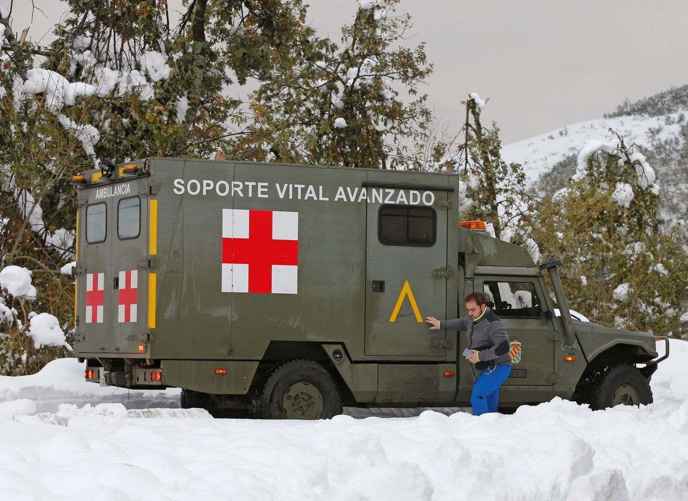 Efectivos de la Unidad Militar de Emergencias trasladados a Asturias. (EFE)