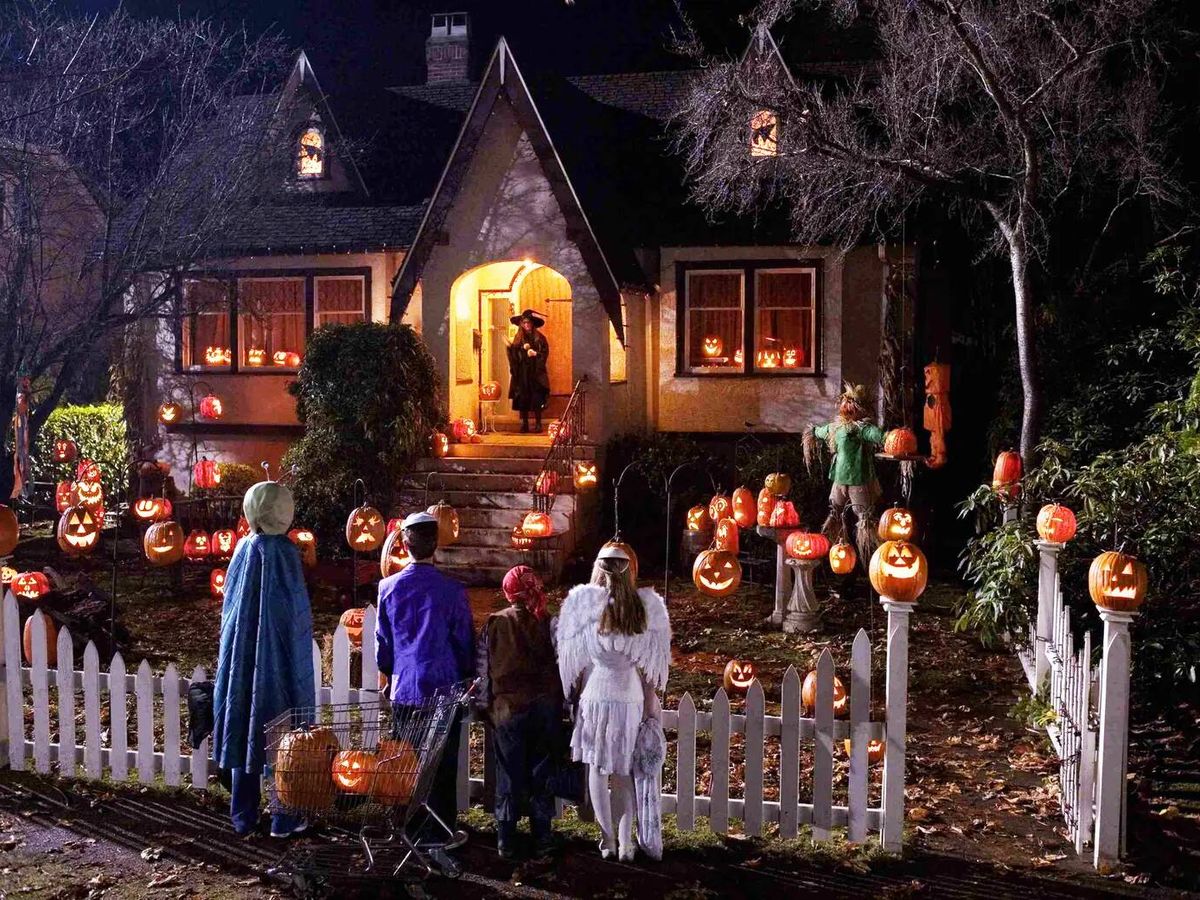 Foto: Escena de la película Hocus Pocus, en la que unos niños acuden a una casa al grito de "Truco o trato" durante la noche de Halloween.