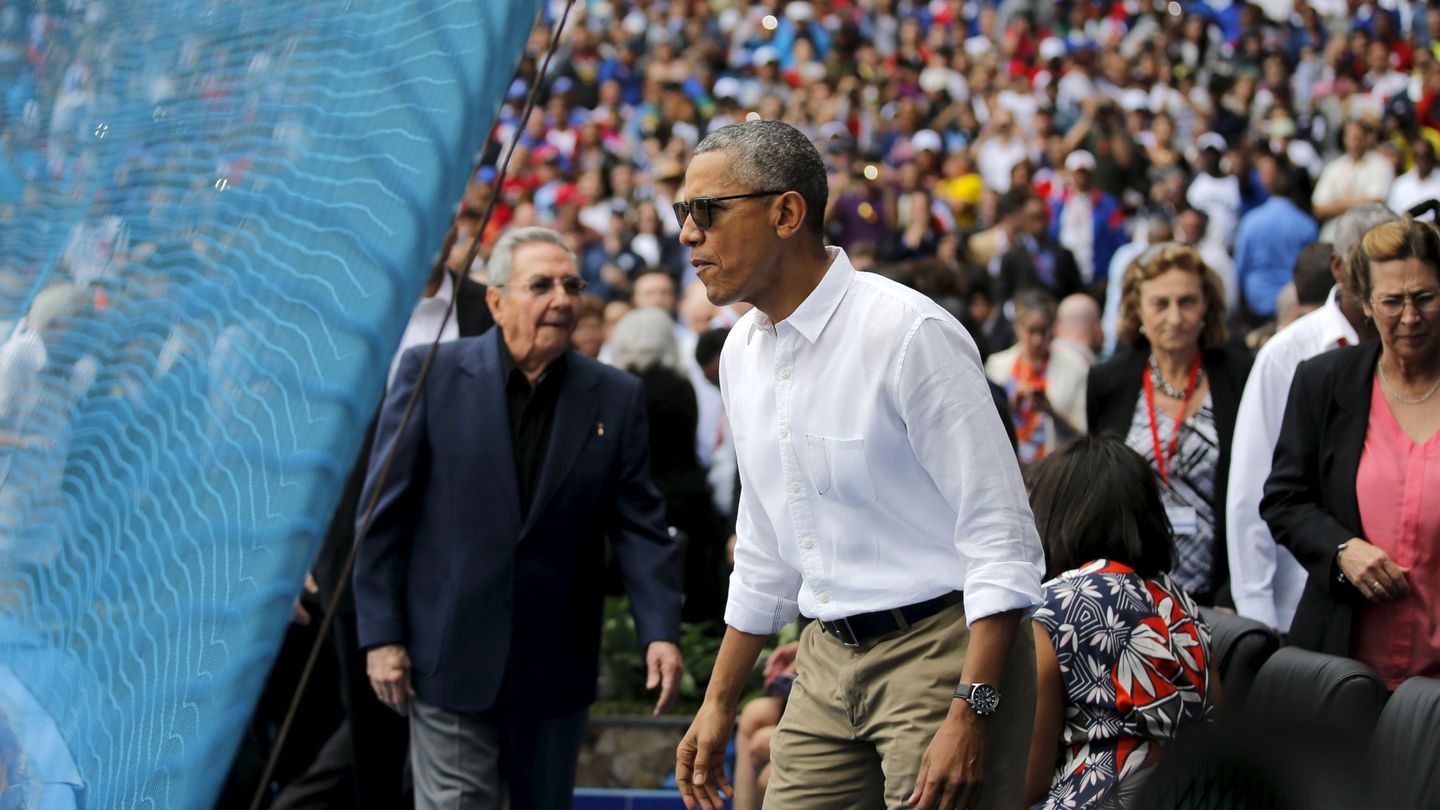 El hoy expresidente estadounidense Barack Obama junto con el ya expresidente cubano, Raúl Castro, asisten a un partido de béisbol en La Habana, el 22 de marzo de 2016. (Reuters)